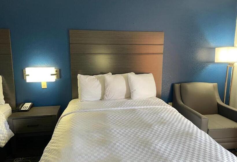 스위트, Clairmont Inn & Suites Warren