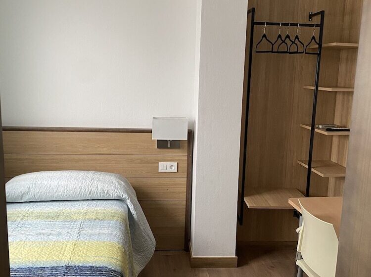 غرفة قياسية فردية, La Escapada