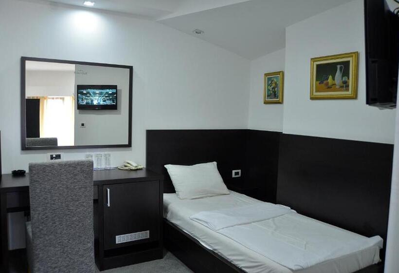 اتاق استاندارد سه نفره, Golf