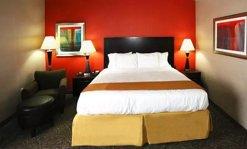 キングサイズベッドのスタンダードルーム, Holiday Inn Express Toledo North, An Ihg