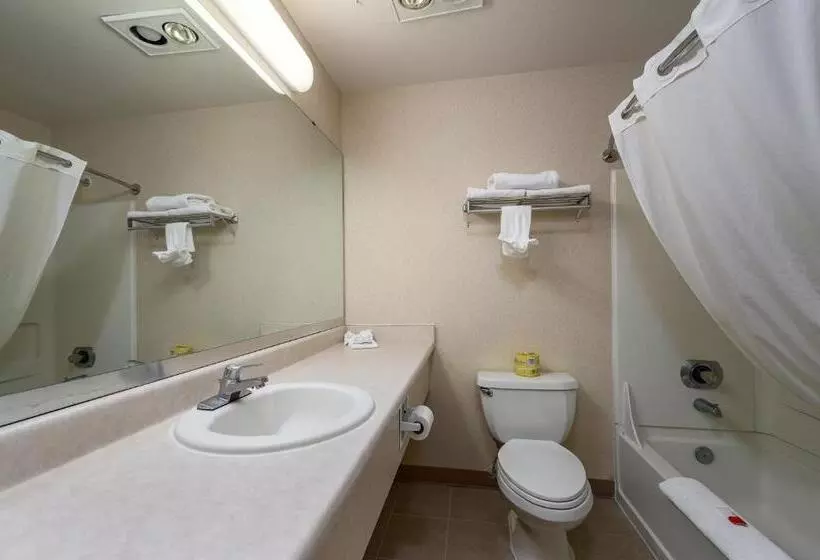 キングサイズベッドのスタンダードルーム, Three Rivers Inn Sedro Woolley