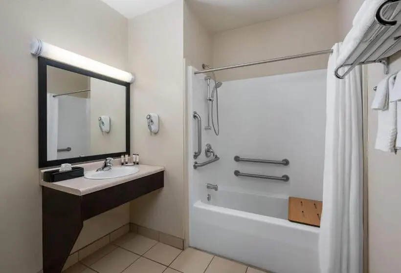身障者適用スタンダードルーム, Travelodge Suites by Wyndham Estevan