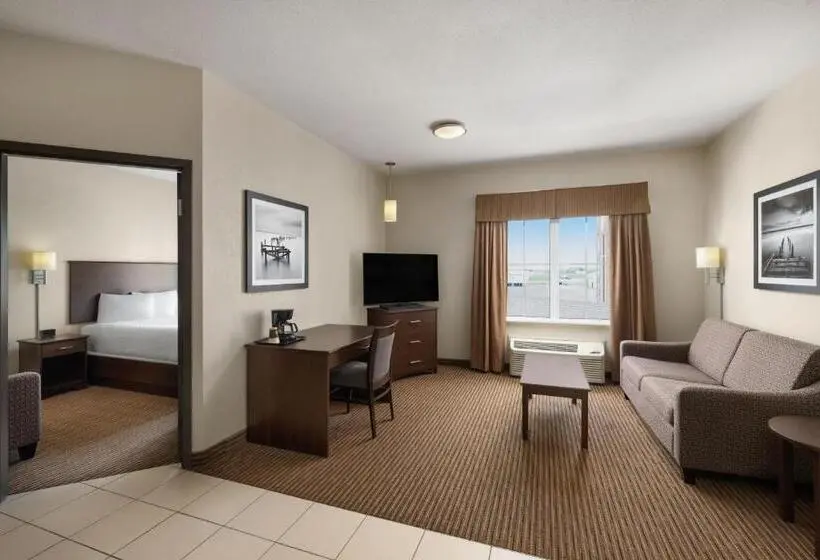 キングサイズベッドのスイートルーム, Travelodge Suites by Wyndham Estevan