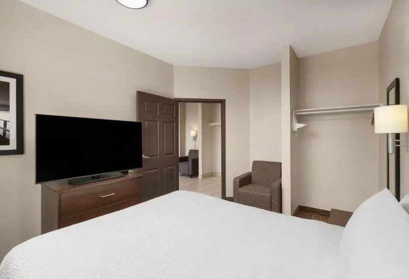 キングサイズベッドのスイートルーム, Travelodge Suites by Wyndham Estevan