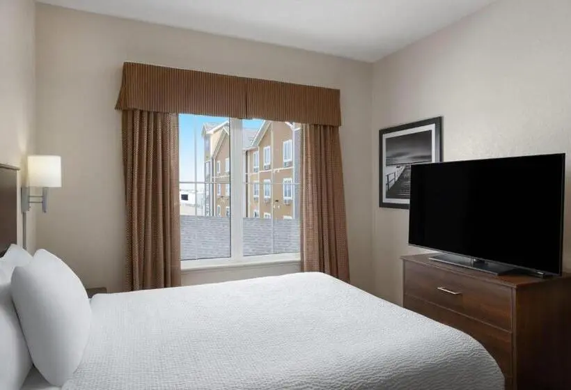 キングサイズベッドのスイートルーム, Travelodge Suites by Wyndham Estevan