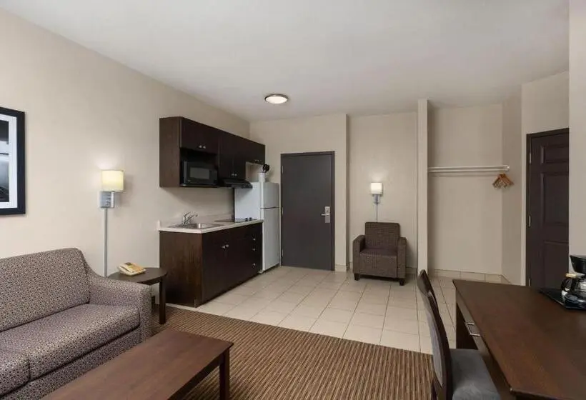 キングサイズベッドのスイートルーム, Travelodge Suites by Wyndham Estevan