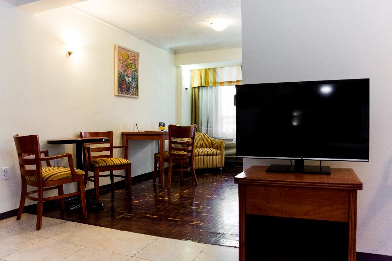 带大床的套房, Country Inn & Suites By Radisson, Wilson, Nc