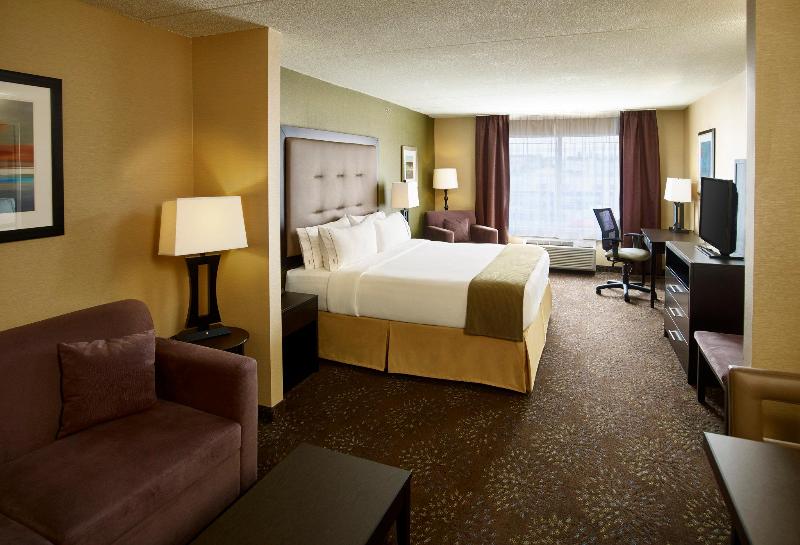 带大床的套房, Holiday Inn Express And Suites Timmins, An Ihg