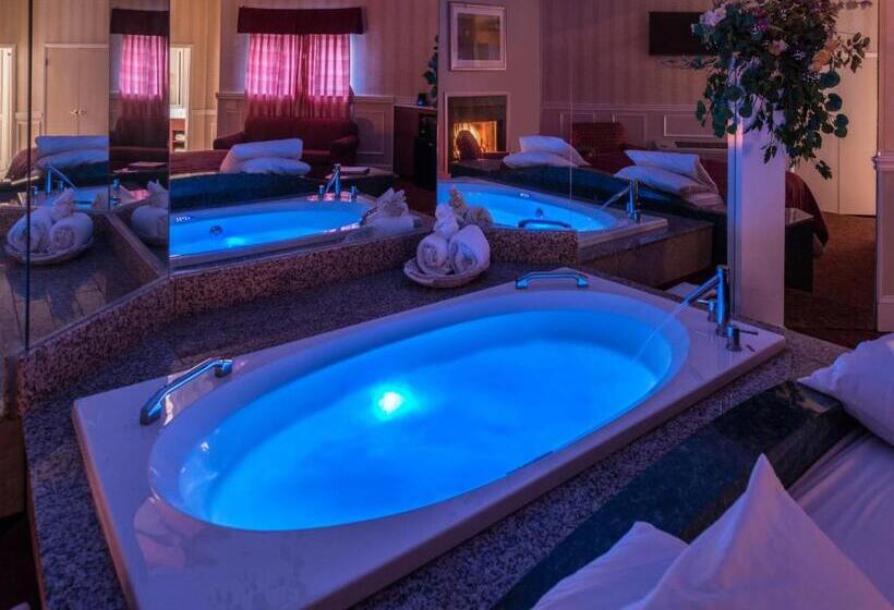 מיטת קינג בסוויטה, Inn Of The Dove Romantic Luxury & Business Suites