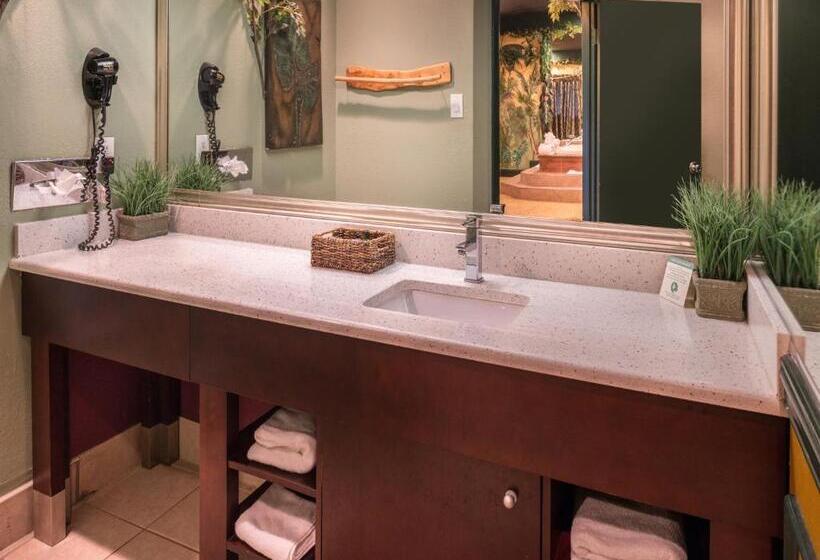 מיטת קינג בסוויטה, Inn Of The Dove Romantic Luxury & Business Suites