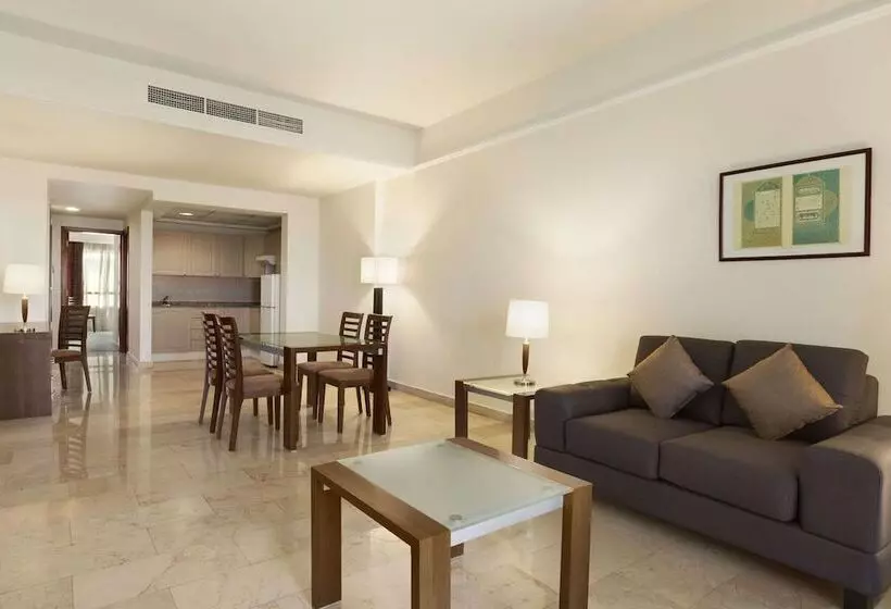 اتاق لوکس با چشم‌انداز دریا, Ramada By Wyndham Beach Hotel Ajman