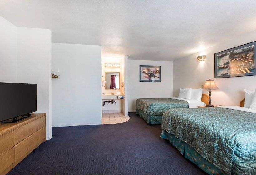 带2个双人床的标准工作室, Rodeway Inn Beaumont