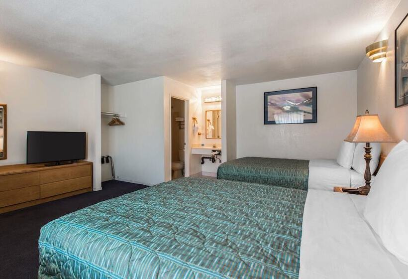 带2个双人床的标准工作室, Rodeway Inn Beaumont