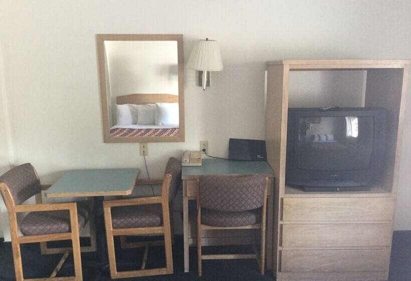 带2个双人床的标准工作室, Rodeway Inn Beaumont