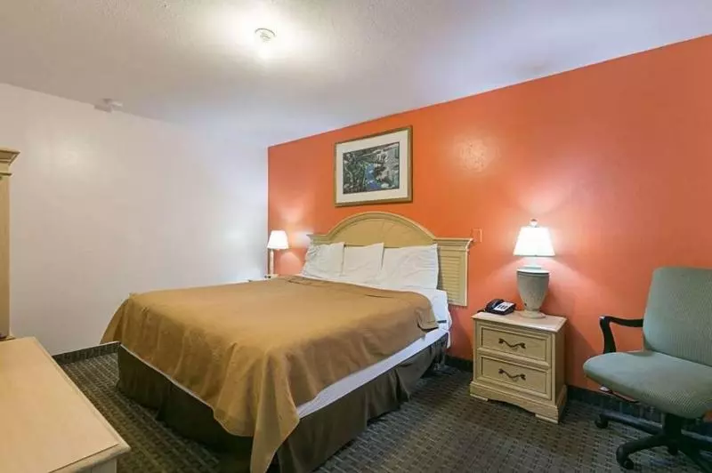 キングサイズベッドのスイートルーム, Rodeway Inn & Suites