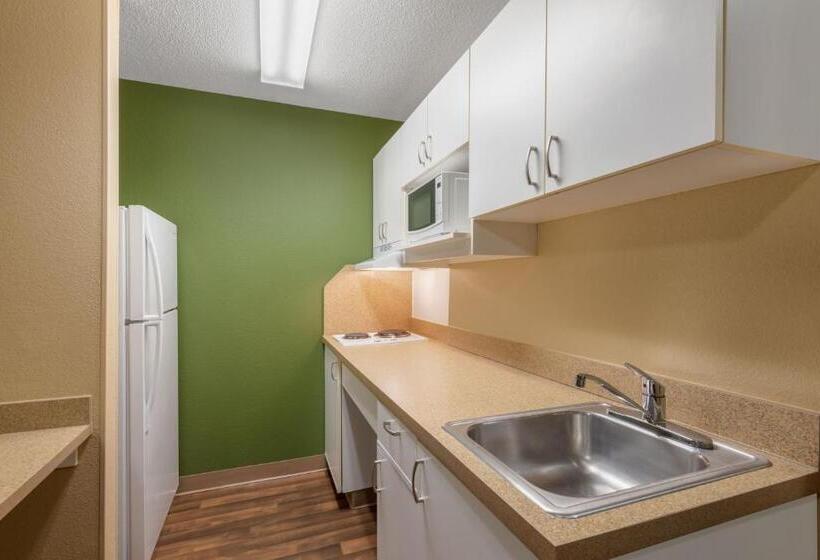 חדר סטודיו סטנדרד, Suburban Studios Columbus Bradley Park