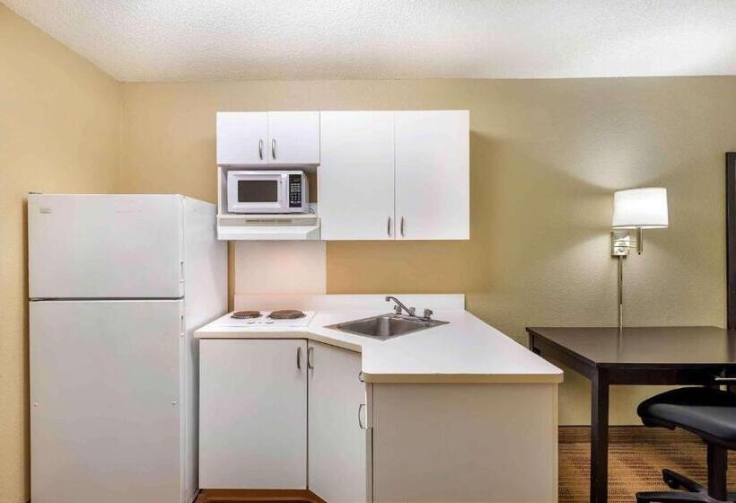 חדר סטודיו סטנדרד, Suburban Studios Columbus Bradley Park