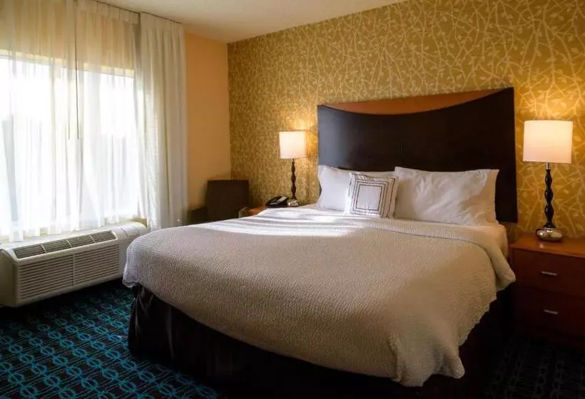 キングサイズベッドのスタンダードルーム, Fairfield Inn & Suites Kennett Square