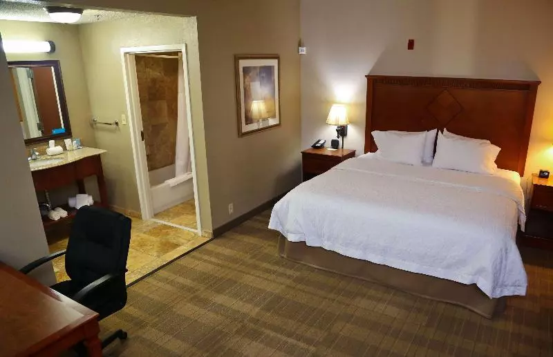 キングサイズベッドのスタンダードルーム, Hampton Inn & Suites Jennings