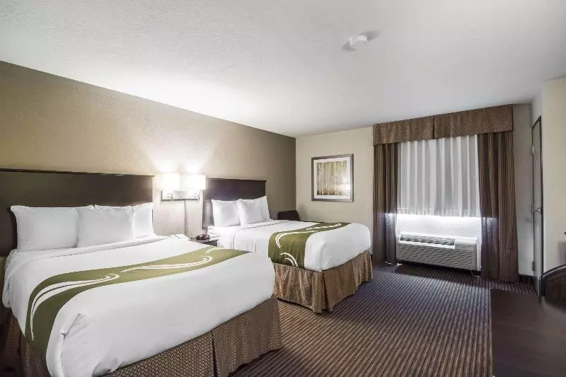 キングサイズベッドのスタンダードルーム, Hampton Inn & Suites Jennings