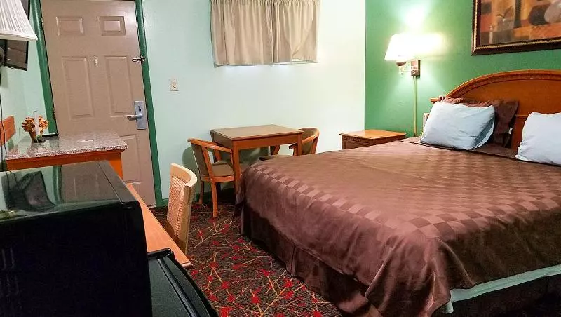 キングサイズベッドのスタンダードルーム, American Inn And Suites Childress