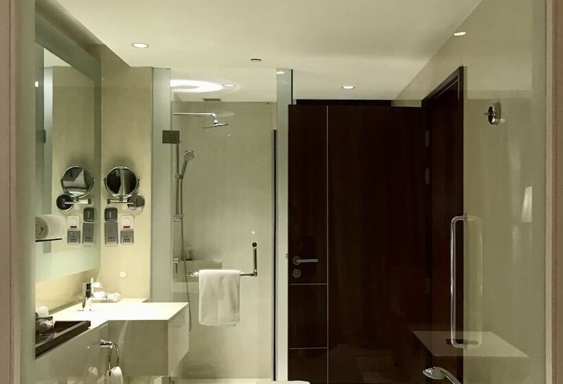 غرفة بريميوم, Crowne Plaza Kochi, An Ihg