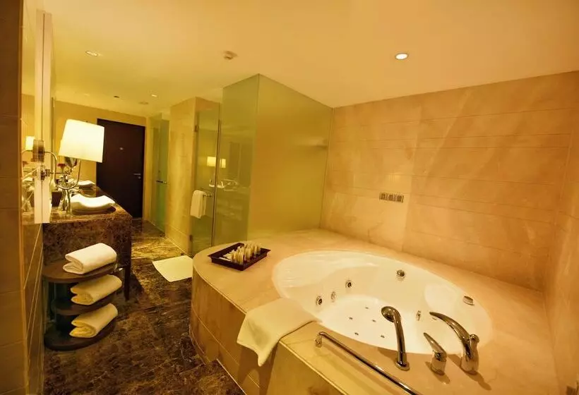 プレジデントスイートルーム, Crowne Plaza Kochi, An Ihg