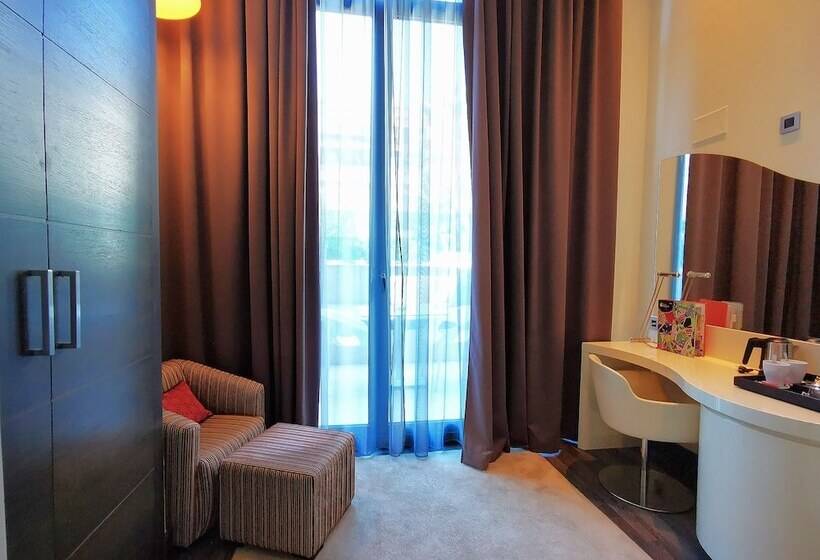 سوییت با چشم‌انداز استخر, Indigo Barcelona   Plaza Catalunya 4sup, An Ihg