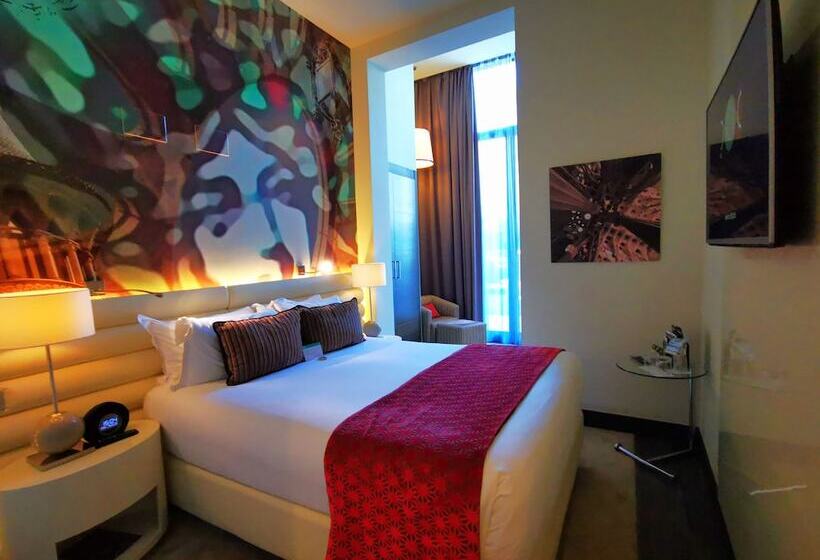 سوییت با چشم‌انداز استخر, Indigo Barcelona   Plaza Catalunya 4sup, An Ihg