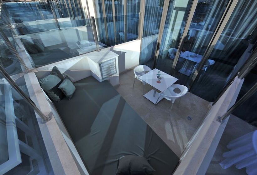 سوییت با چشم‌انداز استخر, Indigo Barcelona   Plaza Catalunya 4sup, An Ihg