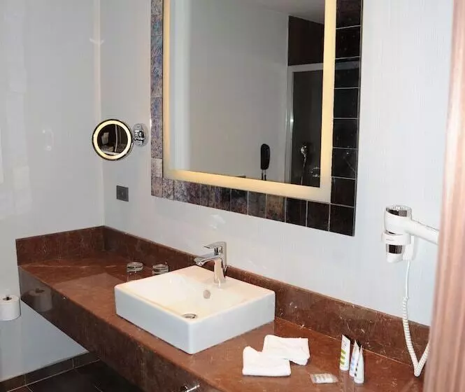 Standard Room Double Bed, Mercure Istanbul Altunizade
