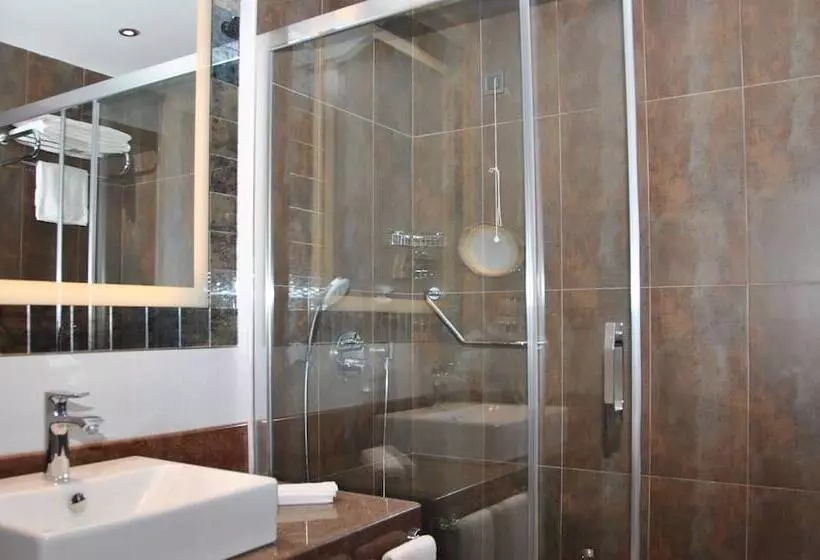 Standard Room Double Bed, Mercure Istanbul Altunizade