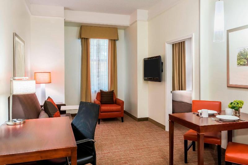 带大床的套房, Residence Inn Savannah Downtown Historic District