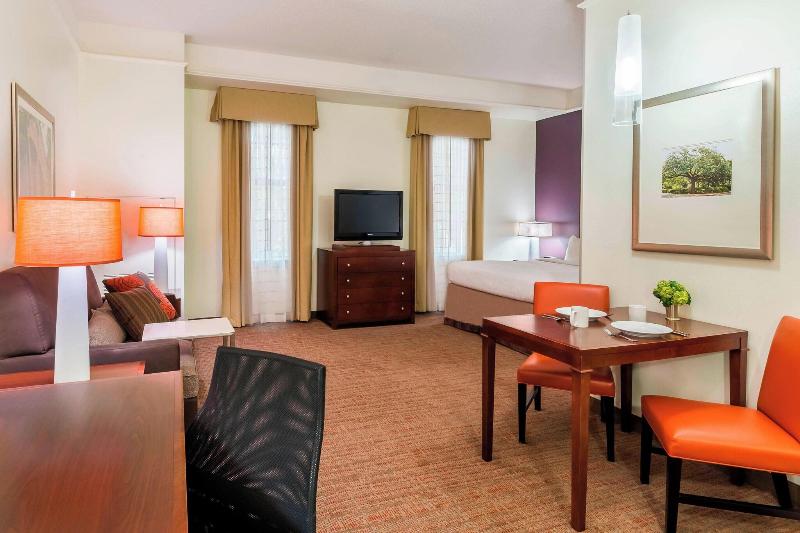 带大床的标准工作室, Residence Inn Savannah Downtown Historic District