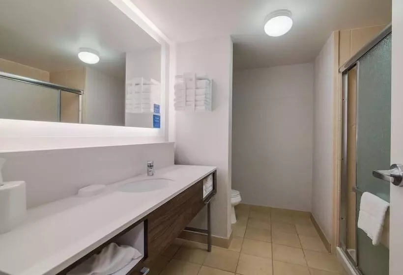 اتاق استاندارد, Hampton Inn & Suites Plattsburgh