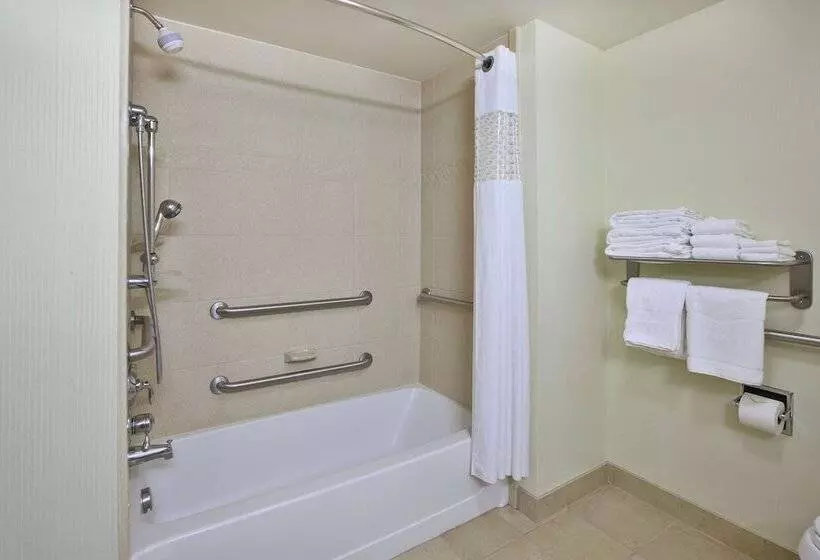 اتاق استاندارد, Hampton Inn & Suites Plattsburgh