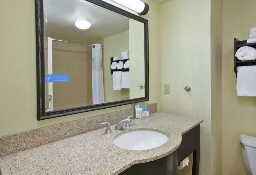 اتاق استاندارد, Hampton Inn & Suites Plattsburgh