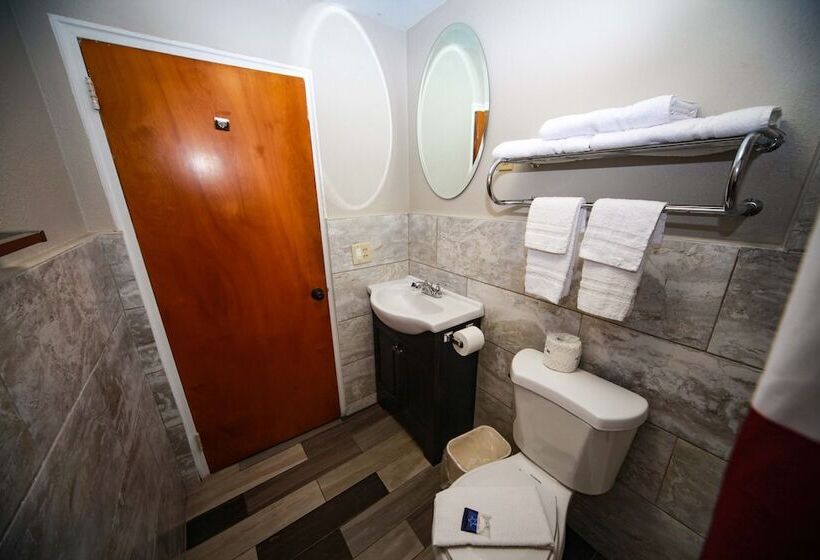 带2个双人床的标准工作室, Relax Inn