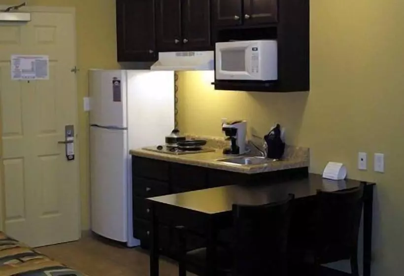 スイート, Suburban Studios Near Camp Lejeune