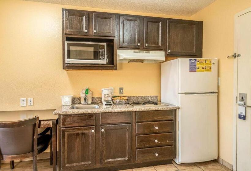 جناح, Suburban Studios Near Camp Lejeune