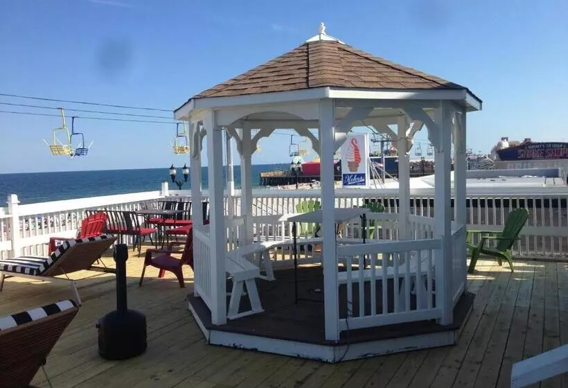 オーシャンビュースタンダードルームバルコニー付き, Boardwalk Hotel Charlee & Apartments Beach Hotel Oceanfront