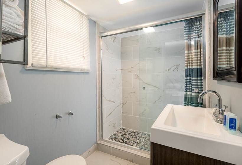 스위트, Boardwalk Hotel Charlee & Apartments Beach Hotel Oceanfront