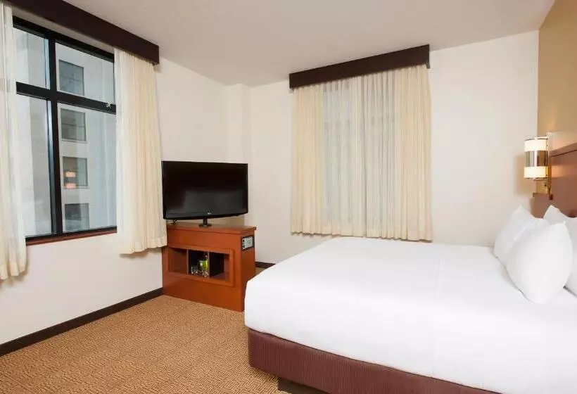 Standard-invahuone, Hyatt Place Des Moines/downtown