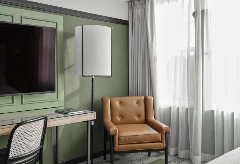 غرفة بريميوم, Six South St.