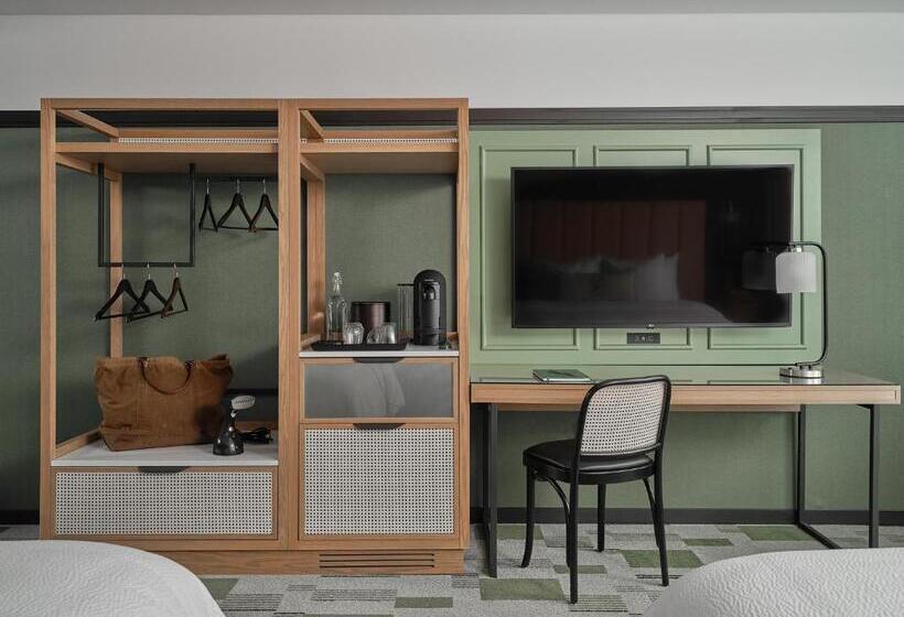 غرفة بريميوم, Six South St.