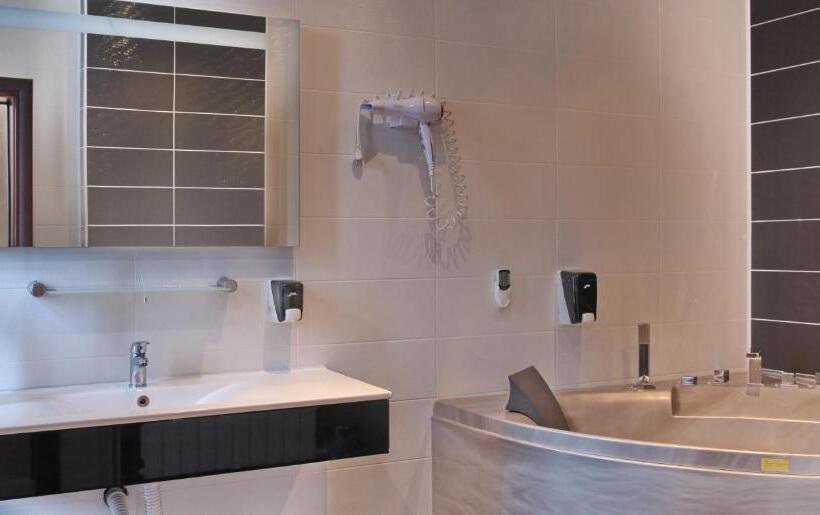 سوئیت با وان آب گرم, Villa Mystique