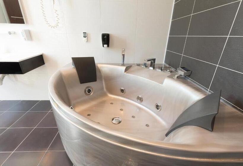 سوئیت با وان آب گرم, Villa Mystique