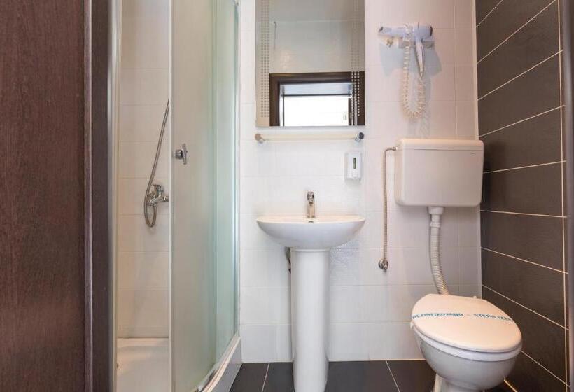 اتاق اکونومی, Villa Mystique