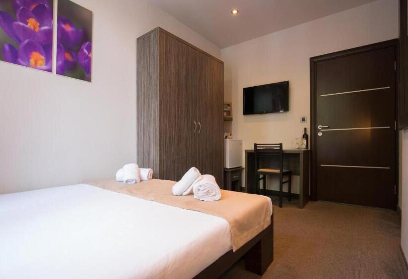 اتاق اکونومی, Villa Mystique