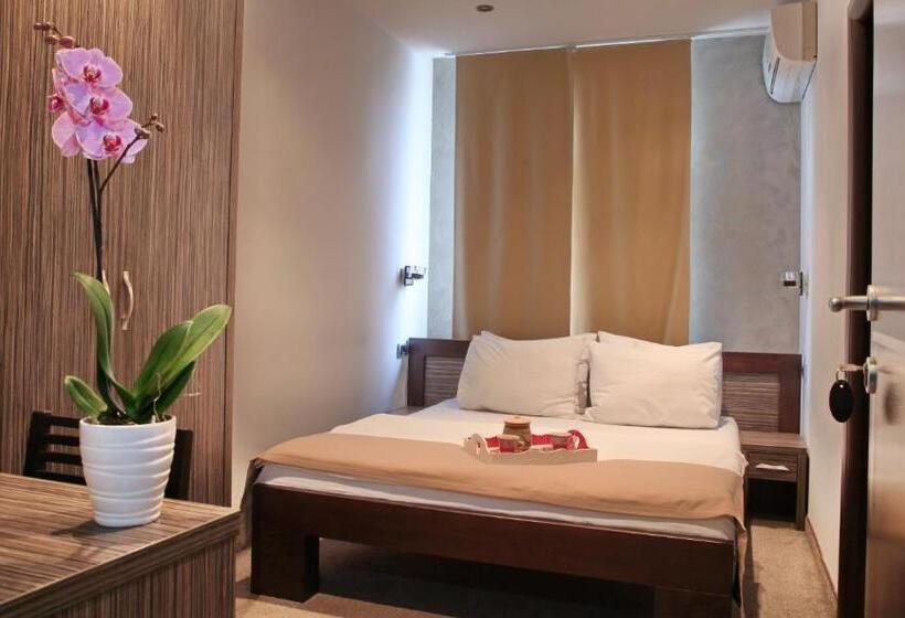 اتاق اکونومی, Villa Mystique